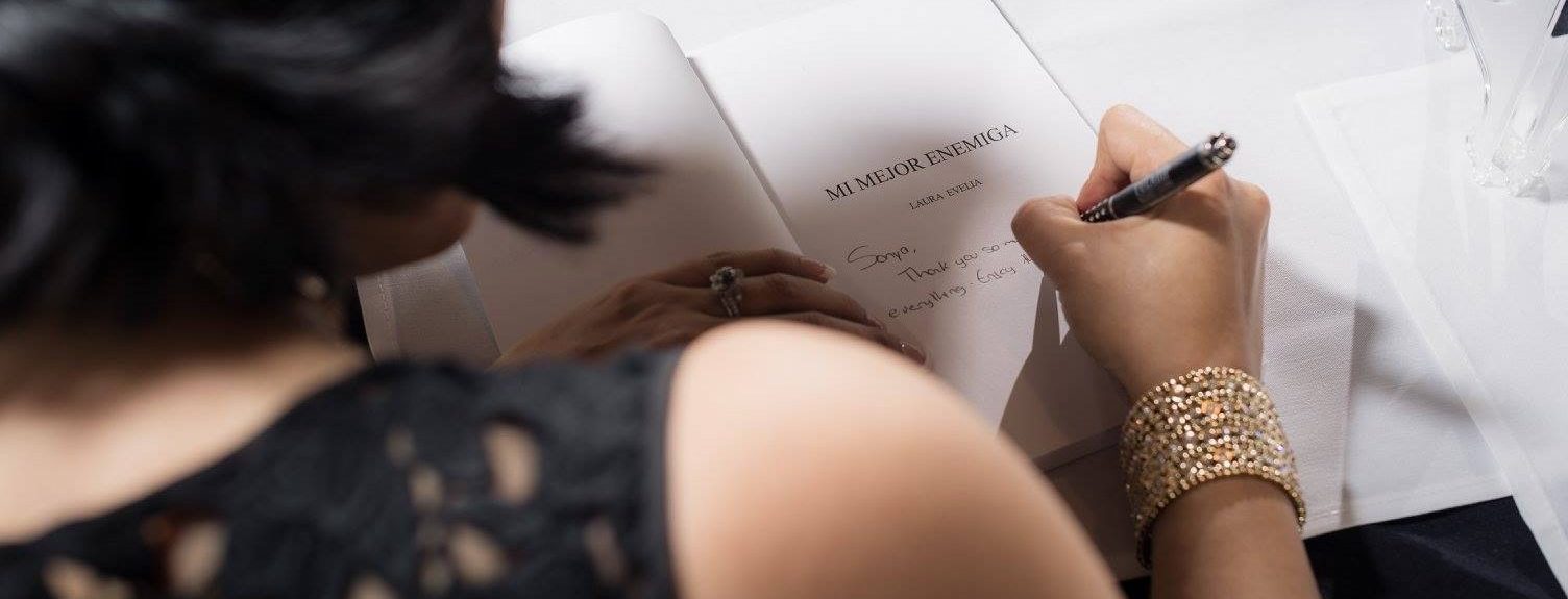 Laura Evelia firmando su libro Mi Mejor Enemiga